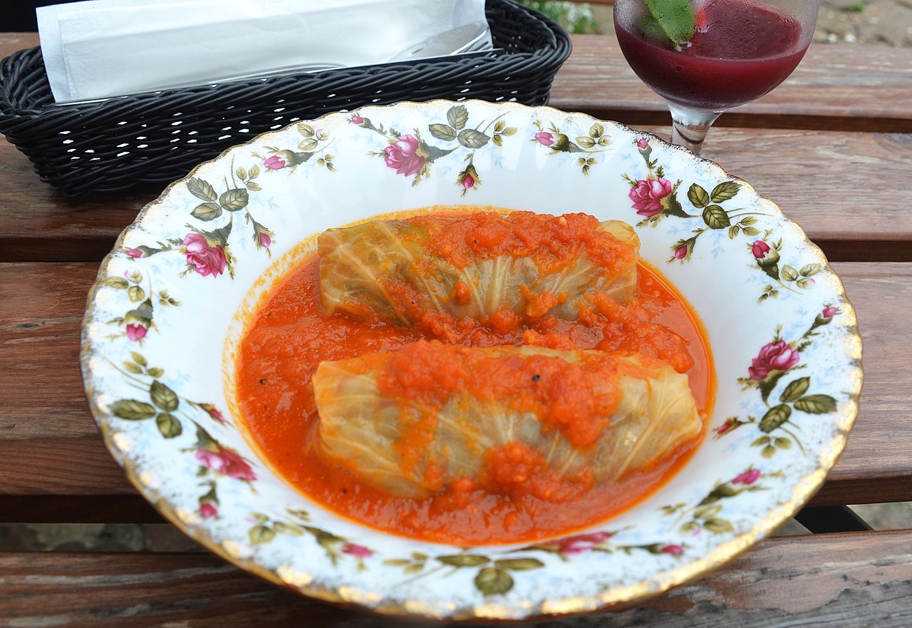 02022_Hungarian_stuffed_cabbage_rolls_in_pickled_cabbage_leaves_with_veal_and_deer_meat